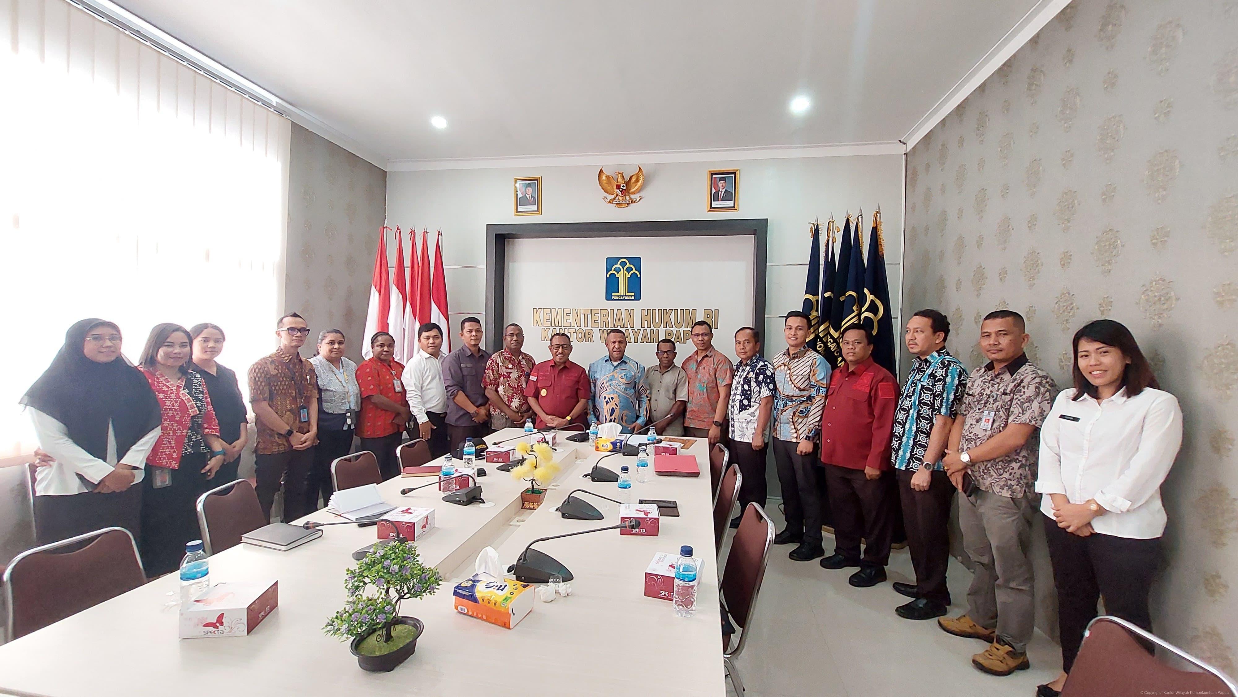 LANGKAH STRATEGIS : BUPATI PEGUNUNGAN BINTANG DAN KANWIL KEMENKUM PAPUA JALIN KERJA SAMA MENINGKATKAN KUALITAS PRODUK HUKUM DAERAH