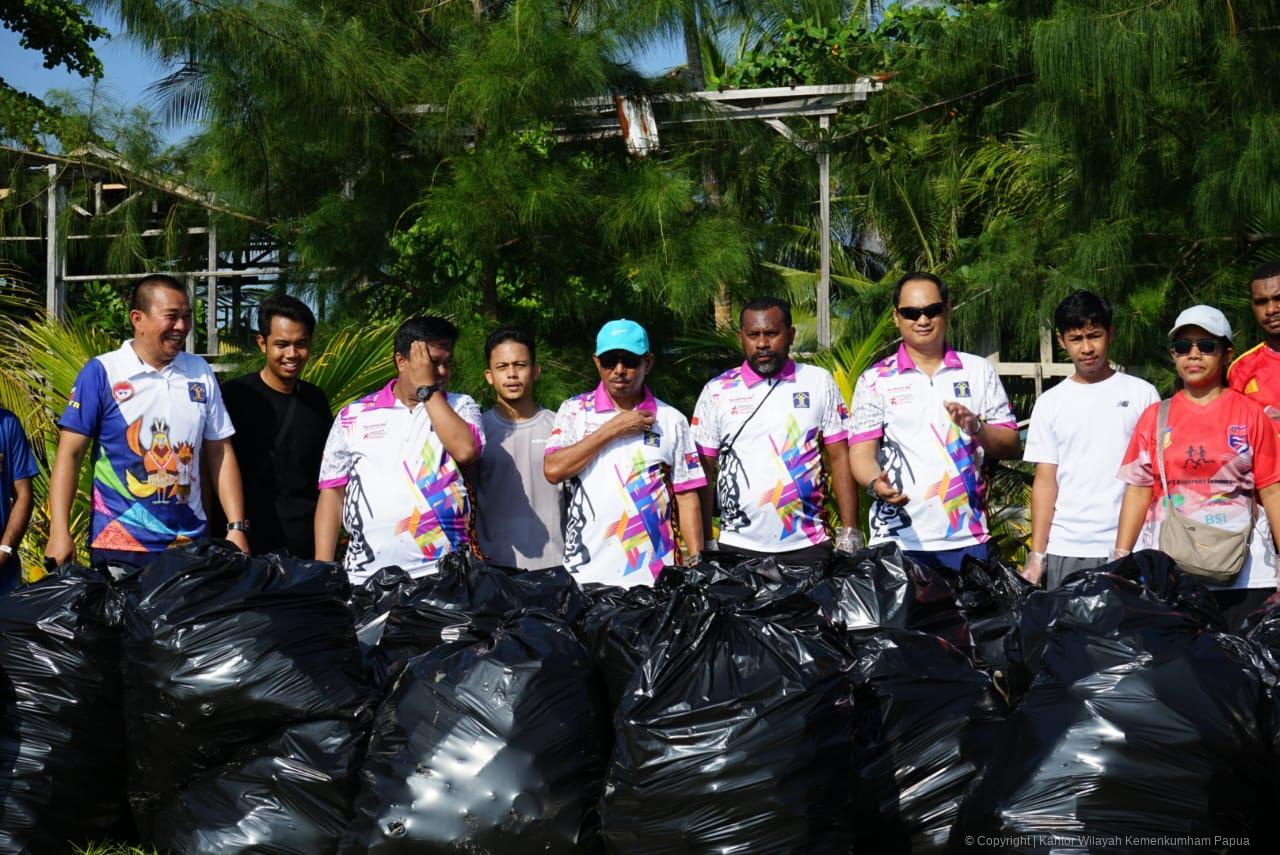 Menyosong Hari Pengayoman, Kanwil Kemenkum Papua Lakukan Aksi Bersih Bersih Sampah di Pantai Holtekamp